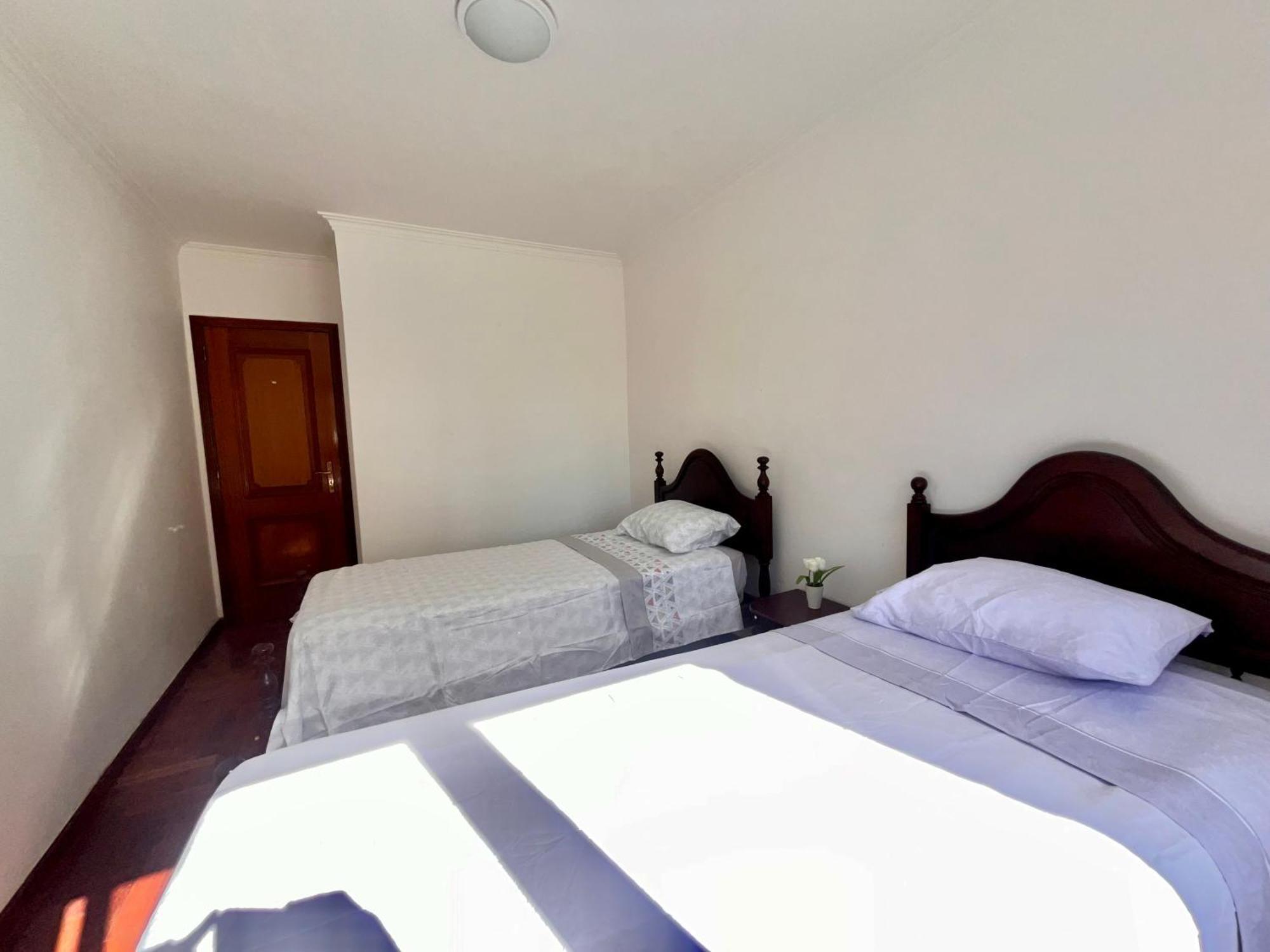 Quarto Boa Localizacao Com Cozinha E Casa De Banho Apartment Caparica Exterior photo