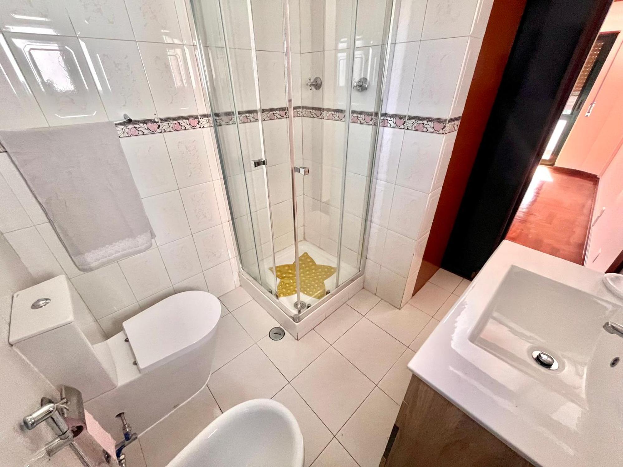 Quarto Boa Localizacao Com Cozinha E Casa De Banho Apartment Caparica Exterior photo